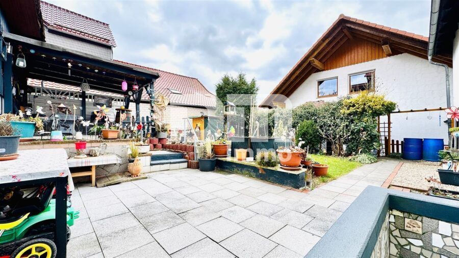 Modernisiertes Zweifamilienhaus BJ mit Gewerbeanteil, Anbau und enormen Platzangebot - Gartenbereich / Terrasse / Gartenhaus